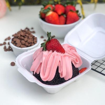Bolo de chocolate + Mousse de morango + Morangos