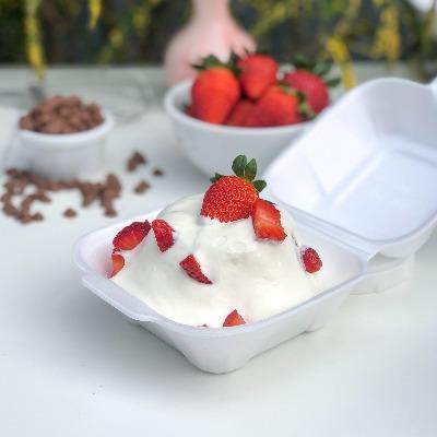 Bolo de chocolate + Mousse de Ninho e Morangos